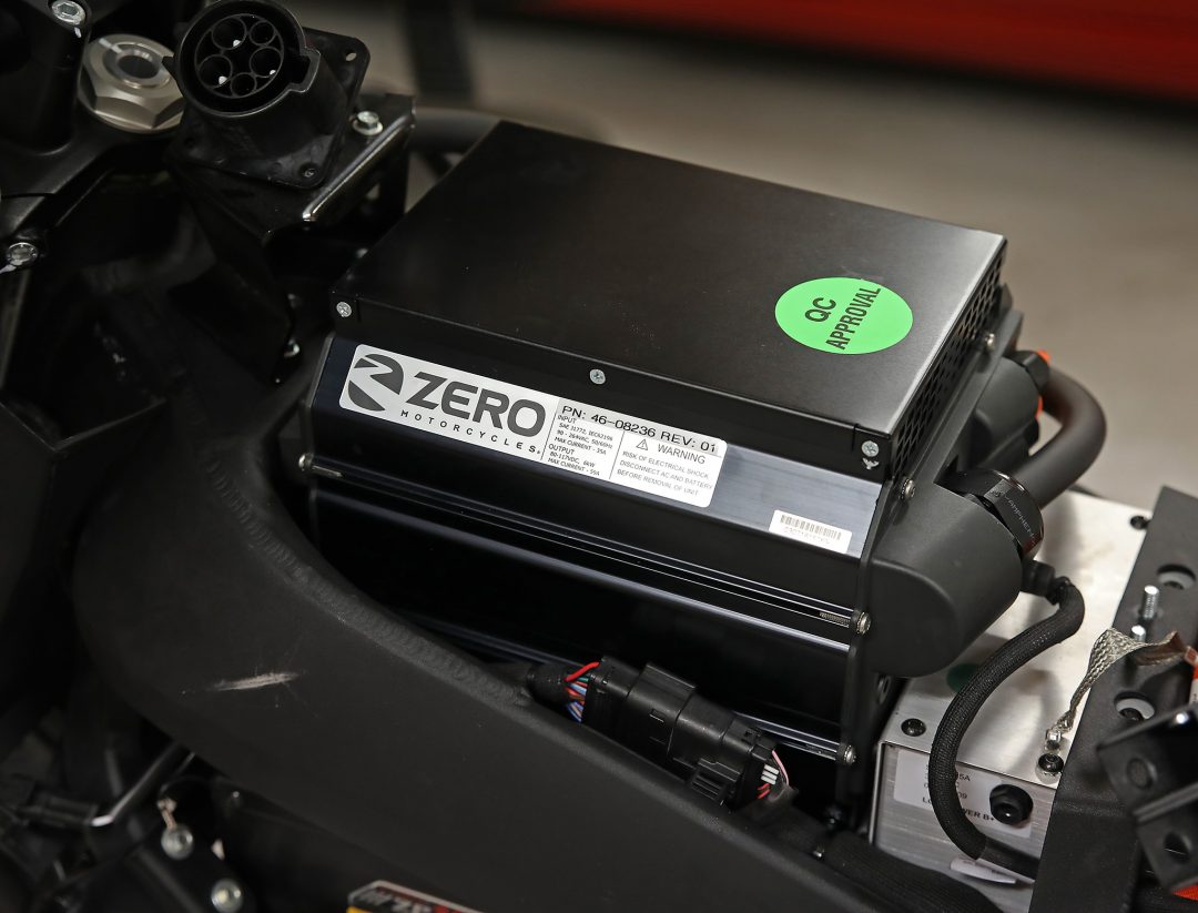 Zeros nya 6 kW snabbladdare på plats i utrymmet under tanken. Foto: Petter Hammarbäck 