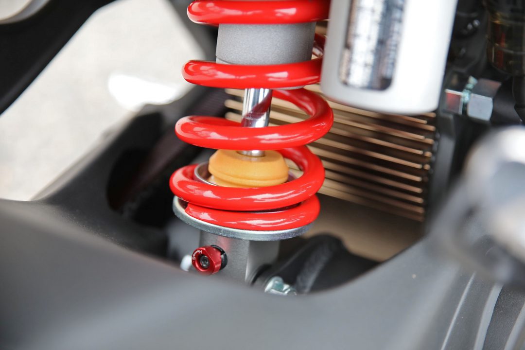 Den luftkylda elmotorn framför stötdämparen är mer högvarvig och får en toppigare karaktär i Zero S.